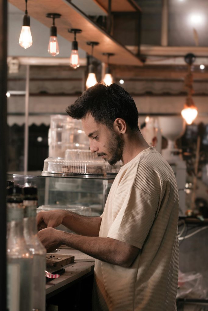 Salarié travaillant sur un ordinateur pour créer son auto-entreprise tout en conservant son emploi.